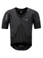 Alpinestars Tech-Air 5 Plasma System, czarna kamizelka z poduszką powietrzną, widok z przodu z krótkimi rękawami i centralnym zamkiem, logo Alpinestars i zintegrowany wyświetlacz stanu LED, ultra-smukła odzież ochronna dla motocyklistów