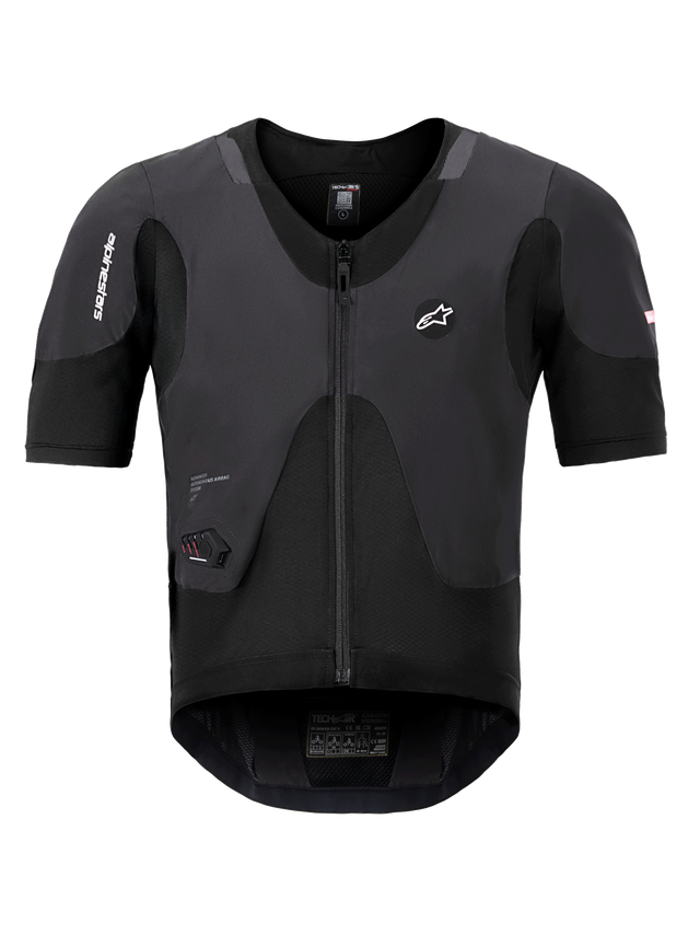 Alpinestars Tech-Air 5 Plasma System, czarna kamizelka z poduszką powietrzną, widok z przodu z krótkimi rękawami i centralnym zamkiem, logo Alpinestars i zintegrowany wyświetlacz stanu LED, ultra-smukła odzież ochronna dla motocyklistów
