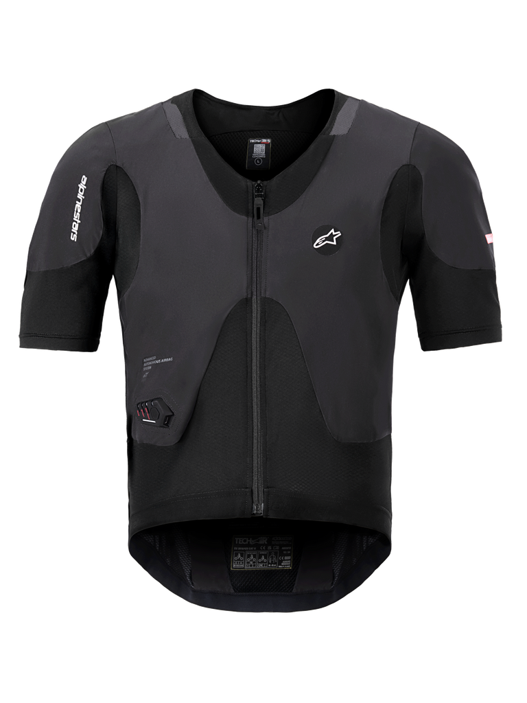 Alpinestars Tech-Air 5 Plasma System, czarna kamizelka z poduszką powietrzną, widok z przodu z krótkimi rękawami i centralnym zamkiem, logo Alpinestars i zintegrowany wyświetlacz stanu LED, ultra-smukła odzież ochronna dla motocyklistów
