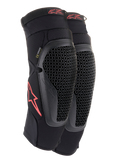 Alpinestars Bionic Flex Knee Protectors, czarno-czerwone, para motocrossowych ochraniaczy kolan z perforowanymi osłonami Nucleon Flex Technology, czerwonymi logo Astars i elastycznymi paskami na oddychającym rękawie z czarnej siatki.