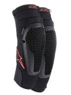Alpinestars Bionic Flex Knee Protectors, czarno-czerwone, para motocrossowych ochraniaczy kolan z perforowanymi osłonami Nucleon Flex Technology, czerwonymi logo Astars i elastycznymi paskami na oddychającym rękawie z czarnej siatki.