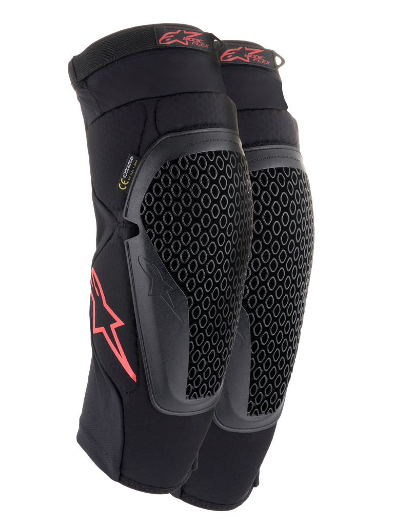 Alpinestars Bionic Flex Knee Protectors, czarno-czerwone, para motocrossowych ochraniaczy kolan z perforowanymi osłonami Nucleon Flex Technology, czerwonymi logo Astars i elastycznymi paskami na oddychającym rękawie z czarnej siatki.