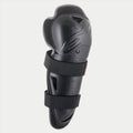 Alpinestars Youth Bionic Action Knee Protector, czarny ochraniacz kolana dla młodzieży, pojedynczy ochraniacz z podwójnymi elastycznymi paskami, ergonomiczna asymetryczna plastikowa skorupa z wytłoczonym logo, ochronny sprzęt motocrossowy i off-road