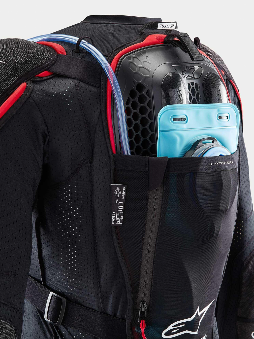 Alpinestars Tech-Air Off-Road System, terenowy motocyklowy system poduszki powietrznej, widok z tyłu, czarny i czerwony, pokazujący zintegrowany ochraniacz pleców Nucleon CELL oraz kieszeń na bukłak