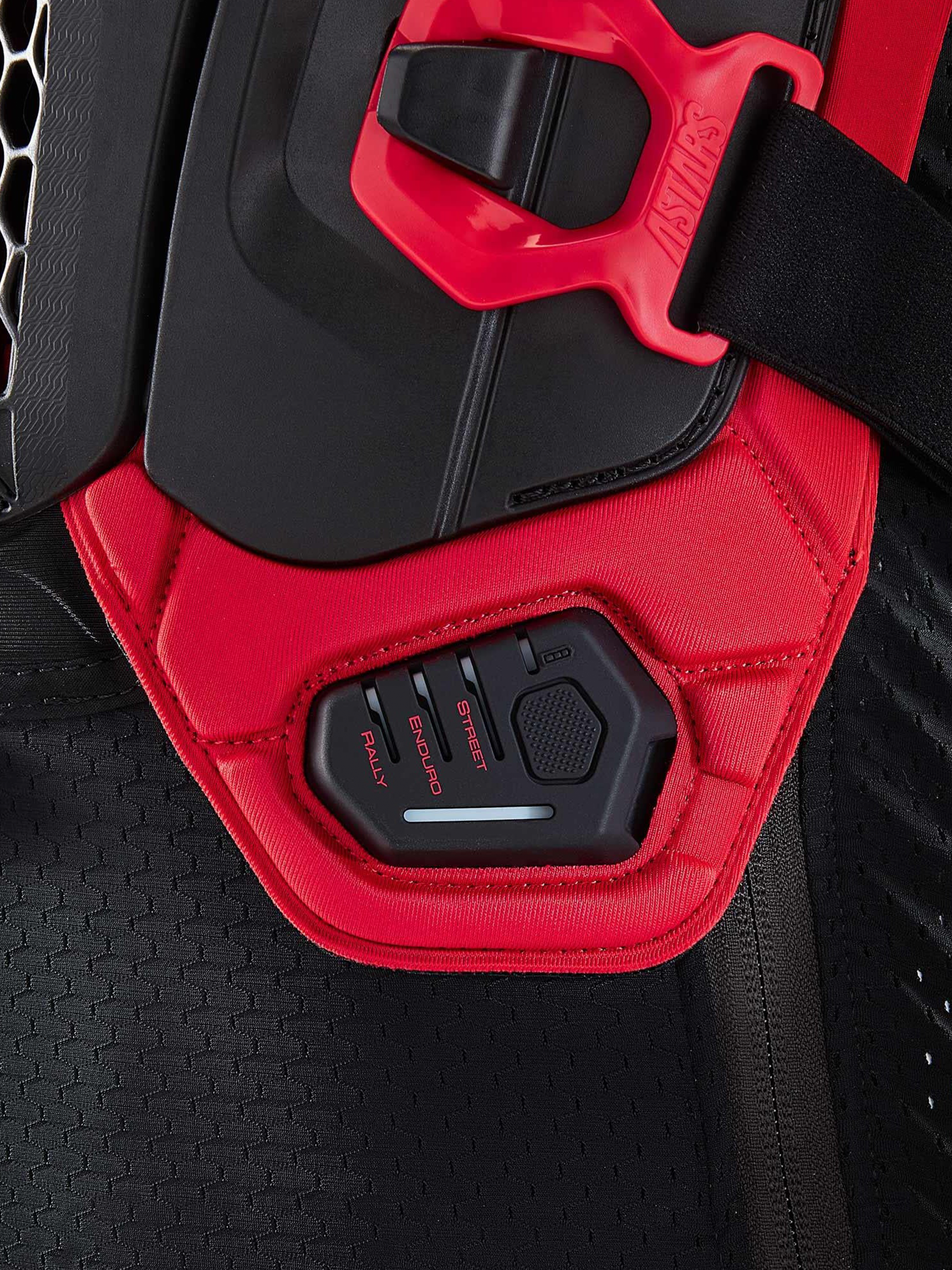 Alpinestars Poduszka Powietrzna Tech-Air® Off-Road, zbliżenie na panel sterowania ECU z trybami RALLY, ENDURO i STREET, czarno-czerwona konstrukcja tekstylna