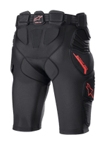 Alpinestars Bionic Pro Protection Shorts, spodenki ochronne do motocrossu, czarno-czerwone, widok z tyłu ukazujący zintegrowane ochraniacze bioder i ud, oddychająca konstrukcja z siatki, czerwone logo i branding Alpinestars, ochronna warstwa bazowa do jazdy terenowej