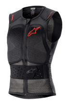 Alpinestars Nucleon Flex Pro Protection Vest, czarna motocyklowa kamizelka ochronna bez rękawów, perforowana konstrukcja mesh zapewniająca przepływ powietrza, czerwone logo Alpinestars na klatce piersiowej i czerwone napisy na ramionach, regulowany elastyczny pas w talii, zamek z przodu, certyfikowana ochrona pleców i klatki piersiowej CE Level 2