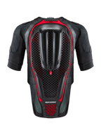 Alpinestars Tech-Air® 7X System, autonomiczna motocyklowa kamizelka z poduszką powietrzną, czarno-czerwona, widok z tyłu pokazujący zintegrowany ochraniacz pleców o strukturze plastra miodu i wentylowaną konstrukcję z siatki do jazdy torowej i drogowej.