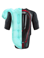 Alpinestars Tech-Air® 7X System, motocyklowa kamizelka z poduszką powietrzną, czarno-czerwona, widok z tyłu ukazujący zestawienie jasnoniebieskiego nadmuchanego pęcherza poduszki oraz wewnętrznego ochraniacza pleców o strukturze plastra miodu, zaawansowana ochrona na tor i ulicę.