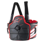 Alpinestars AK-1 Kart Body Protector, ochraniacz tułowia do kartingu, czarny, biały i czerwony, z zapięciem typu speed-lace, panelami o teksturze włókna węglowego i czerwonym logo Astars, profesjonalny sprzęt ochronny z homologacją FIA