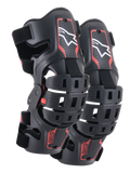Alpinestars Youth Bionic 5S Knee Braces, ochraniacze kolan do motocrossu, czarno-czerwone, para ochraniaczy o hybrydowej konstrukcji ramy z wentylowanymi skorupami, białe logo Astar w górnej części, czerwony napis ASTARS w dolnej części oraz regulowane czarne paski zapewniające stabilne dopasowanie.
