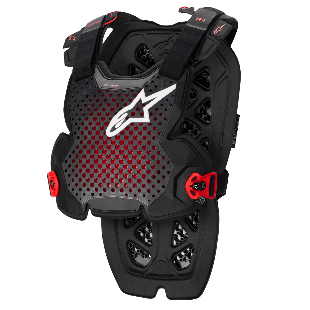 Alpinestars A-1 Pro Chest Protector, ochraniacz klatki piersiowej, antracytowo-czarny i czerwony, perforowana oddychająca konstrukcja z białym logo, regulowane paski z czerwonymi klamrami, sześciokątny wzór wentylacyjny, lekki pancerz ochronny do motocrossu i jazdy off-road
