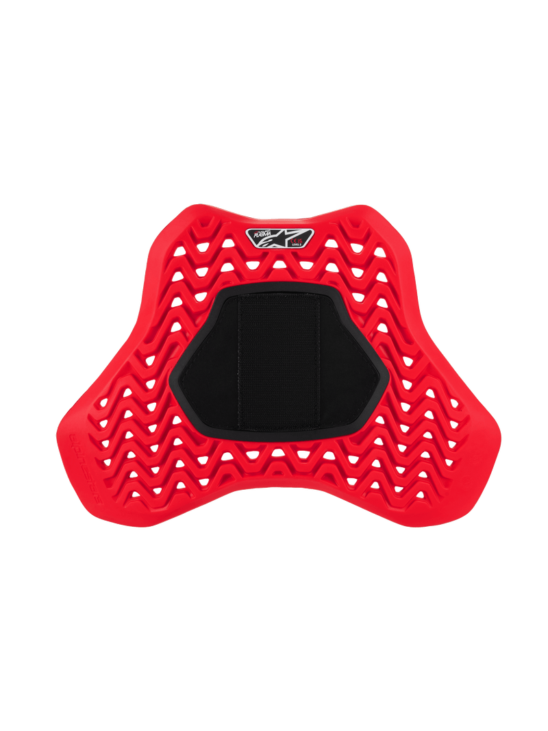 Alpinestars Nucleon Plasma Full Chest Protector Hook and Loop, czerwony i czarny, z perforowanym wzorem zygzak zapewniającym przepływ powietrza, duży czarny centralny panel z rzepem, ergonomiczna motocyklowa wkładka ochronna klatki piersiowej w kształcie tarczy zapewniająca ochronę przed uderzeniami