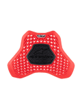 Alpinestars Nucleon Plasma Full Chest Protector Insert, motocyklowy ochraniacz klatki piersiowej, czerwony i czarny, z falistym, wentylowanym wzorem zapewniającym przepływ powietrza, centralna czarna półsztywna strefa z logo Alpinestars, ergonomiczna konstrukcja tarczy dla ochrony przed uderzeniami