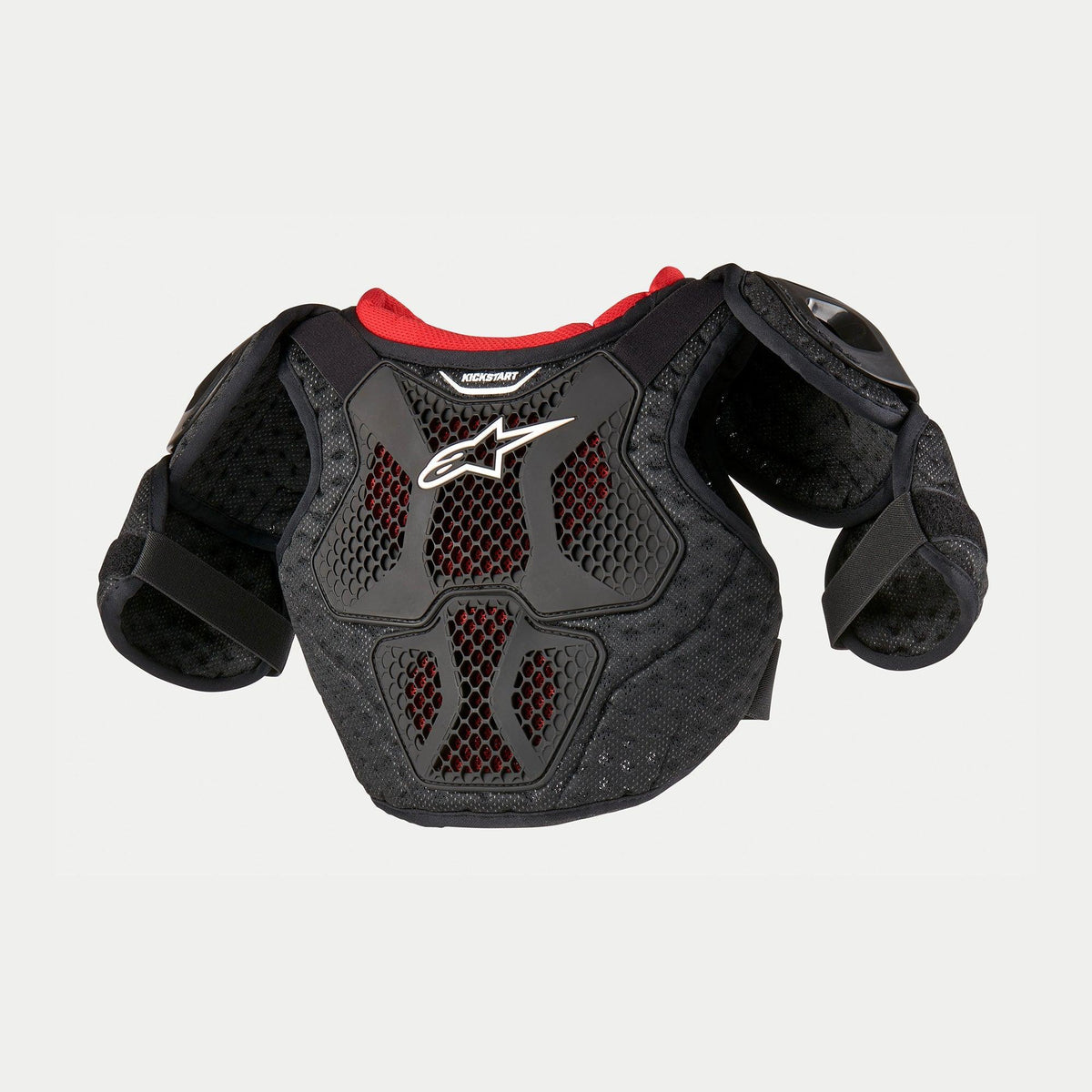 Alpinestars Youth Bionic Action Kickstart Chest Guard, ochraniacz klatki piersiowej do motocrossu, czarno-czerwony, z półsztywnymi płytami TPR i wentylowaną siatką o strukturze plastra miodu, białe logo Alpinestars oraz ochronne osłony ramion i bicepsów.