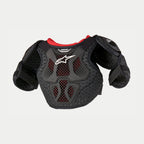 Alpinestars Youth Bionic Action Kickstart Chest Guard, ochraniacz klatki piersiowej do motocrossu, czarno-czerwony, z półsztywnymi płytami TPR i wentylowaną siatką o strukturze plastra miodu, białe logo Alpinestars oraz ochronne osłony ramion i bicepsów.