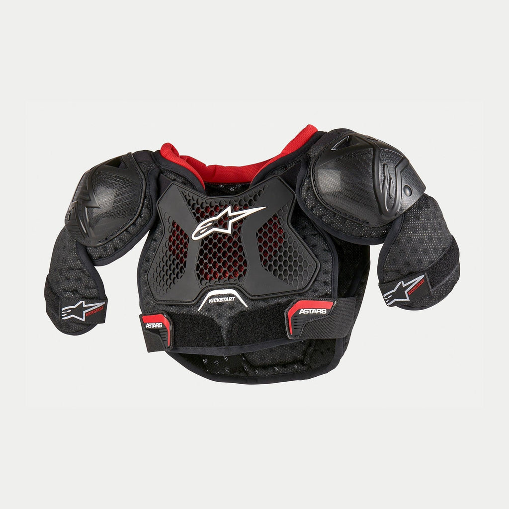 Alpinestars Youth Bionic Action Kickstart Chest Guard, motocyklowy ochraniacz klatki piersiowej, czarno-czerwony, półsztywne osłony TPR klatki piersiowej i ramion, białe logo Alpinestars, wentylowana konstrukcja z siatki, przeznaczony do młodzieżowych wyścigów motocrossowych
