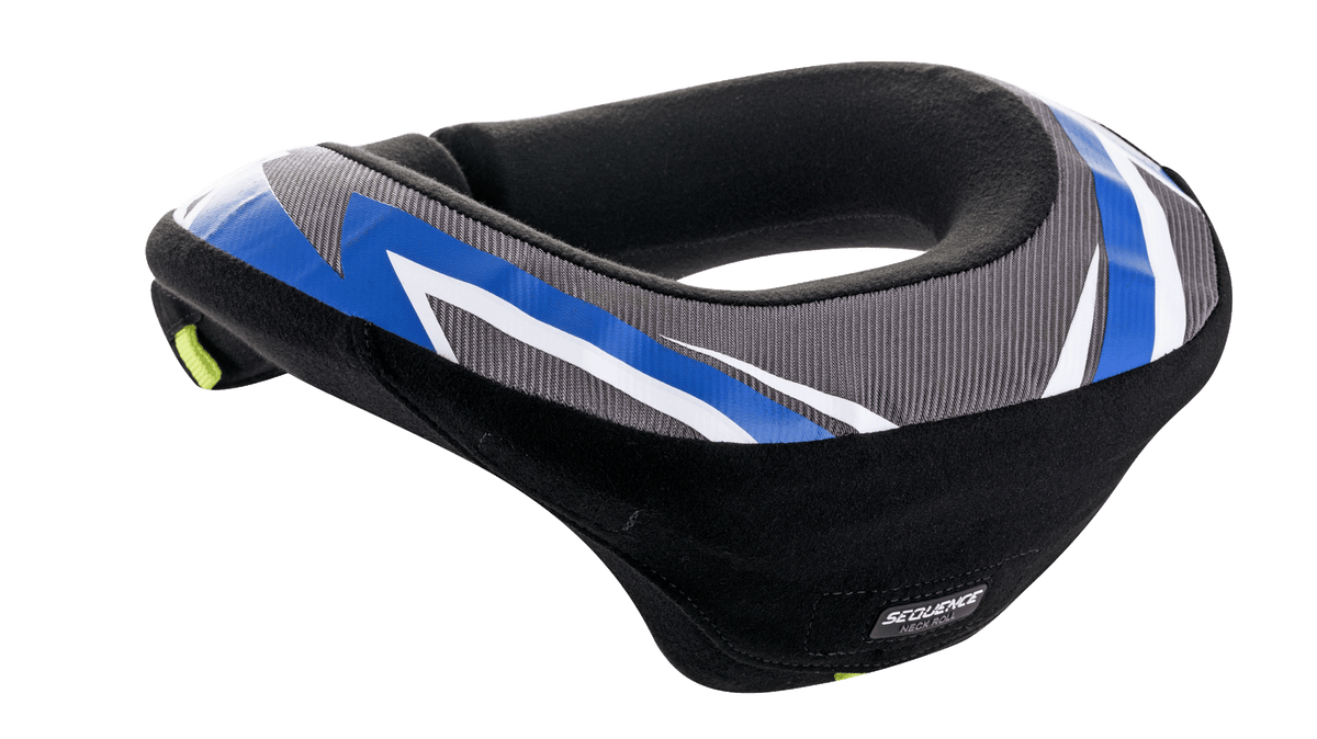 Alpinestars Youth Sequence Neck Roll, kołnierz ochronny, czarny, antracytowy i niebieski, ergonomiczna konstrukcja z wydłużonym tyłem dla stabilności, szare teksturowane panele z niebieskimi i białymi akcentami graficznymi, miękka czarna wyściółka, zaprojektowany dla bezpieczeństwa młodzieży w motocrossie i kartingu