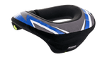 Alpinestars Youth Sequence Neck Roll, kołnierz ochronny, czarny, antracytowy i niebieski, ergonomiczna konstrukcja z wydłużonym tyłem dla stabilności, szare teksturowane panele z niebieskimi i białymi akcentami graficznymi, miękka czarna wyściółka, zaprojektowany dla bezpieczeństwa młodzieży w motocrossie i kartingu