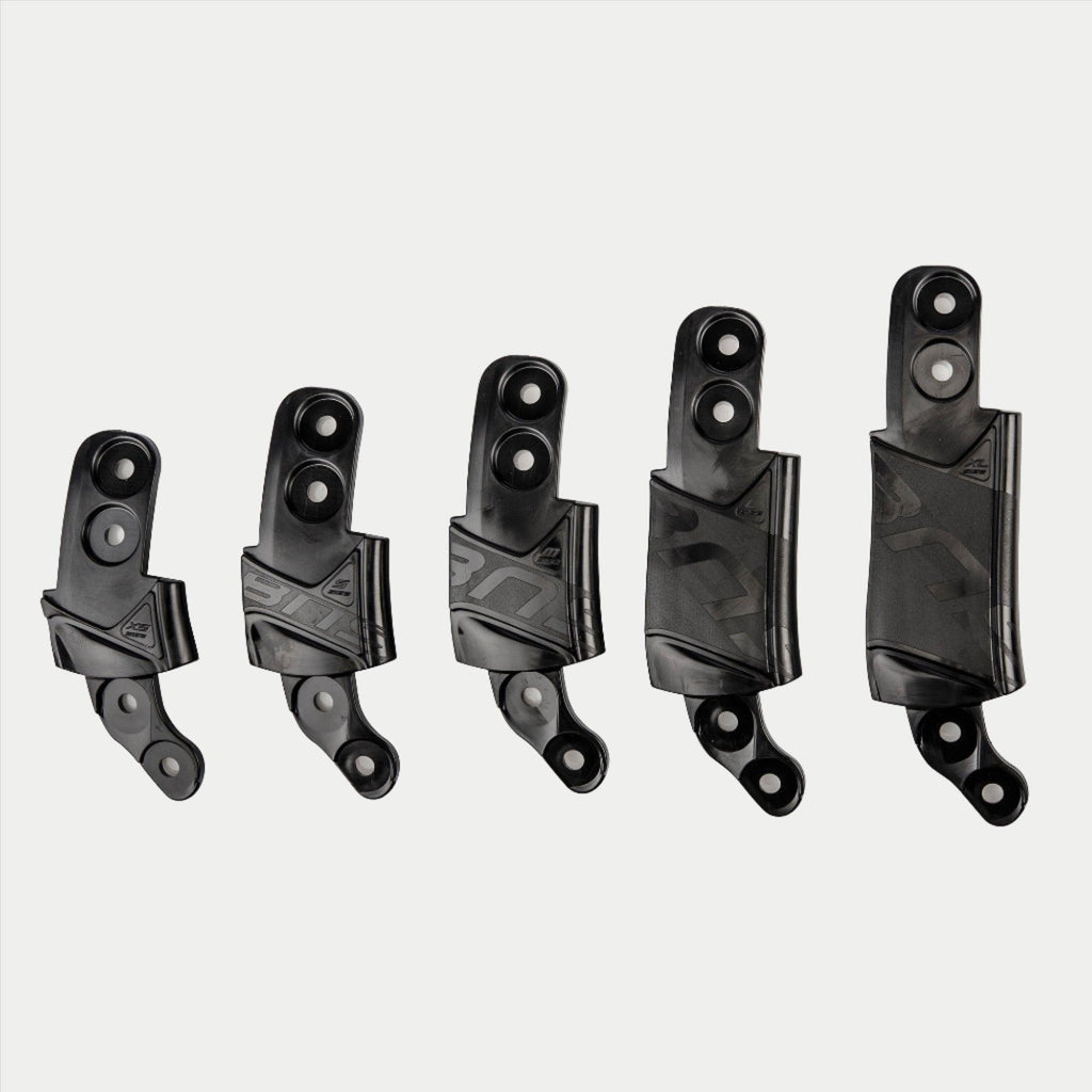 Alpinestars BNS Size Adapter Kit, akcesorium do kasku i ochrony szyi, pięć czarnych plastikowych elementów w różnych rozmiarach, modułowa konstrukcja z otworami montażowymi i teksturowanym logo, jednolity czarny kolor