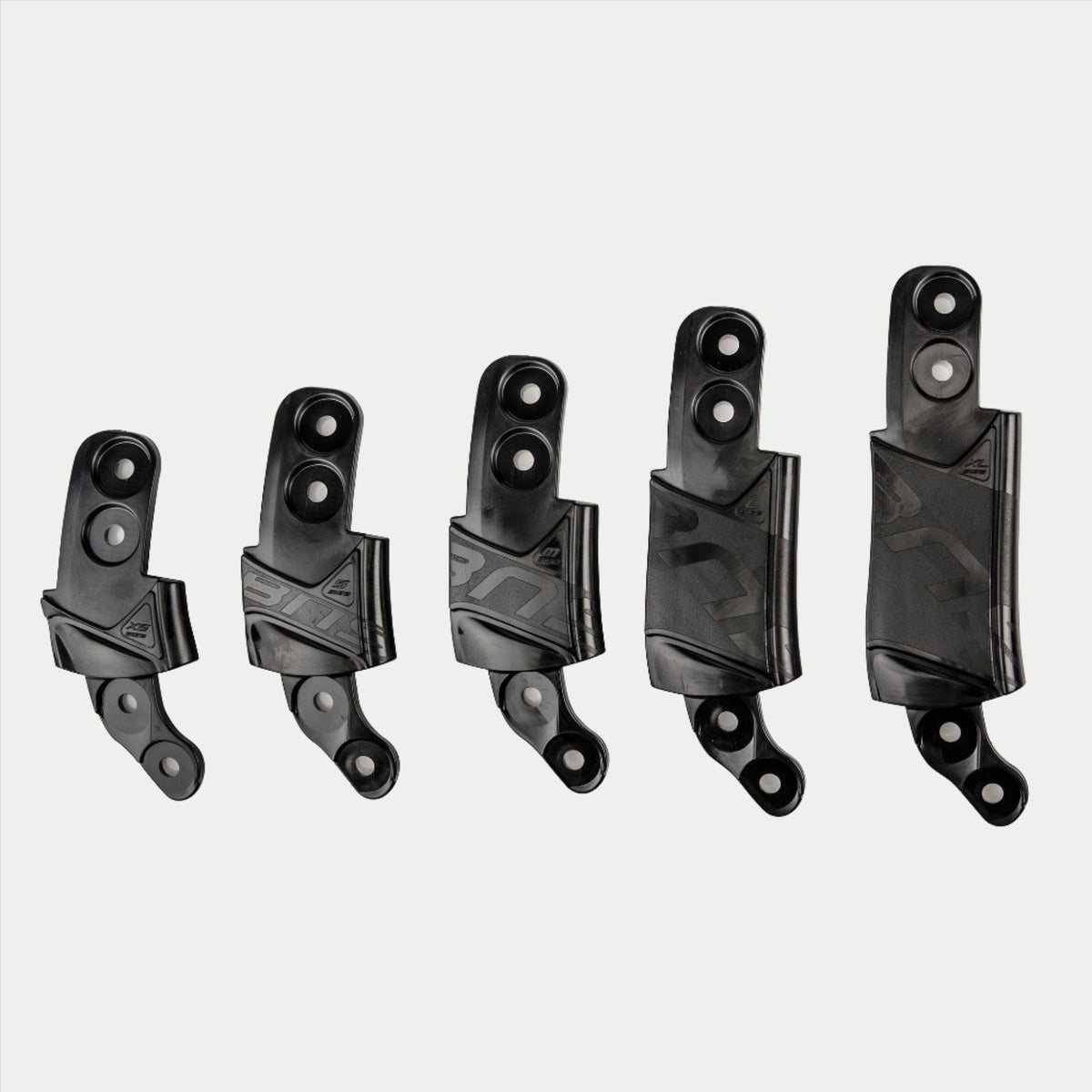 Alpinestars BNS Size Adapter Kit, akcesorium do kasku i ochrony szyi, pięć czarnych plastikowych elementów w różnych rozmiarach, modułowa konstrukcja z otworami montażowymi i teksturowanym logo, jednolity czarny kolor