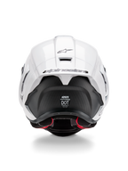 Alpinestars Supertech R10 Solid Helmet, widok z tyłu, biała błyszcząca góra z czarną matową dolną częścią, aerodynamiczny spojler z czarnym logo Alpinestars, widoczna tekstura włókna węglowego i naklejki z certyfikatami bezpieczeństwa