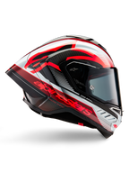 Kask Alpinestars Supertech R10 Team, wyścigowy kask motocyklowy, czarny karbon z czerwono-białą błyszczącą grafiką, aerodynamiczny widok z profilu z ciemnym wizjerem, detale z włókna węglowego i wyraziste czerwone logo, wysokiej klasy sprzęt wyścigowy