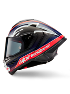 Kask Alpinestars Supertech R10 Team, widok z boku, kolorystyka Black Carbon Red Fluo i Blue Matte, duże białe logo Alpinestars na czerwonym pasie, aerodynamiczna skorupa z włókna węglowego, przyciemniany wizjer, profesjonalny motocyklowy sprzęt wyścigowy