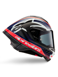 Kask Alpinestars Supertech R10 Team, kask motocyklowy wyścigowy, czarny karbon z akcentami w kolorze czerwonym fluo i matowym niebieskim, duże białe logo Alpinestars, aerodynamiczny design ze zintegrowanymi spojlerami, przezroczysty wizjer, widoczna tekstura włókna węglowego, smukły profil wyścigowy