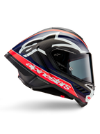Kask Alpinestars Supertech R10 Team, kask motocyklowy wyścigowy, czarny karbon z akcentami w kolorze czerwonym fluo i matowym niebieskim, duże białe logo Alpinestars, aerodynamiczny design ze zintegrowanymi spojlerami, przezroczysty wizjer, widoczna tekstura włókna węglowego, smukły profil wyścigowy