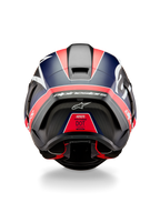 Kask Alpinestars Supertech R10 Team, widok z tyłu, czarny karbon z akcentami w kolorze fluo czerwonym i matowym niebieskim, aerodynamiczny spojler, wyraźne białe logo Alpinestars, etykieta certyfikacji DOT, profesjonalny sprzęt do sportów motorowych