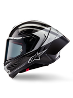 Kask Alpinestars Supertech R10 Element, motocyklowy kask wyścigowy, czarny karbon, srebrny i czarny połysk, widok z profilu bocznego ukazujący splot włókna węglowego i aerodynamiczny tylny spojler, smukły design z logo Alpinestars i profesjonalnym wyścigowym wykończeniem