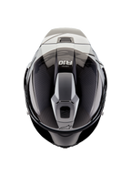 Kask Alpinestars Supertech R10 Element, widok z góry, czarny karbon i srebrny, błyszczące wykończenie z widocznym splotem włókna węglowego, aerodynamiczna struktura wentylacyjna, logo R10 i logo Alpinestars, profesjonalny wyścigowy kask motocyklowy