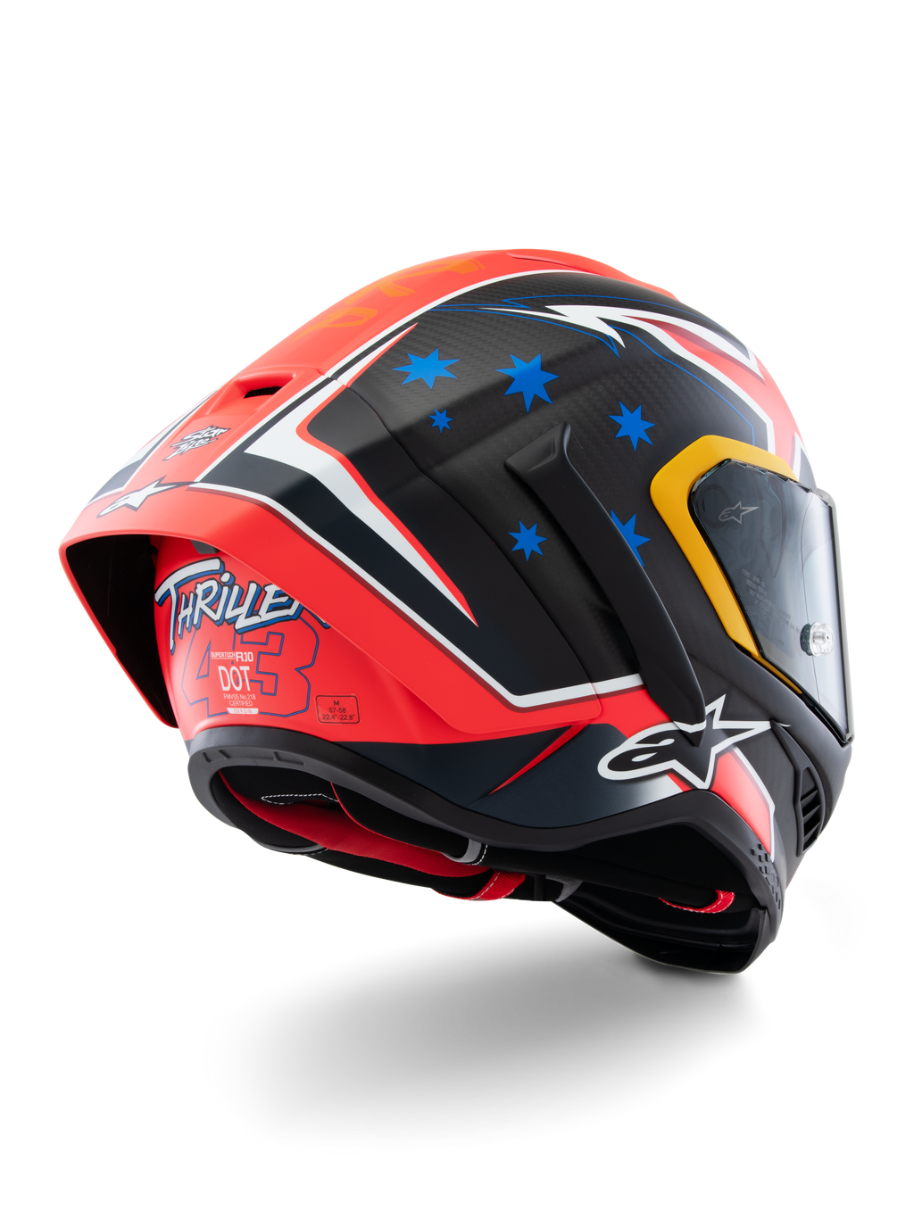 Alpinestars Supertech R10 Miller Limited Edition Helmet, pełnotwarzowy kask wyścigowy, Carbon Red Matt z niebieskimi gwiazdami i białymi akcentami, grafika „Thriller 43” z tyłu, duży aerodynamiczny spojler, konstrukcja z włókna węglowego.