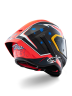 Alpinestars Supertech R10 Miller Limited Edition Helmet, pełnotwarzowy kask wyścigowy, Carbon Red Matt z niebieskimi gwiazdami i białymi akcentami, grafika „Thriller 43” z tyłu, duży aerodynamiczny spojler, konstrukcja z włókna węglowego.