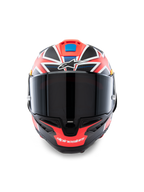 Kask Alpinestars Supertech R10 Miller Limited Edition, widok z przodu, integralny motocyklowy kask wyścigowy z grafiką Carbon Red Matt z białymi i niebieskimi akcentami, ciemny dymiony wizjer, sygnowany design Jacka Millera, aerodynamiczna konstrukcja z włókna węglowego