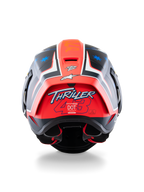 Kask Alpinestars Supertech R10 Miller Limited Edition, kask wyścigowy integralny, kolor Carbon Red Matt z niebieską grafiką gwiazd, widok z tyłu eksponujący logo „Thriller 43” na czerwonym spojlerze, aerodynamiczny design z etykietami certyfikacji