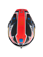 Kask Alpinestars Supertech R10 Miller Limited Edition, widok z góry, matowa grafika Carbon Red z centralnym czerwonym pasem, niebieskie gwiazdy na sekcjach z czarnego włókna węglowego, białe i niebieskie akcenty w stylu błyskawic, aerodynamiczny design wyścigowy