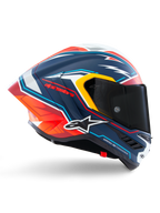 Kask Alpinestars Supertech R10 Acosta Limited Edition, wyścigowy kask motocyklowy, matowy niebieski z czerwoną, pomarańczową i białą grafiką, widok z boku, ciemna dymiona szybka, aerodynamiczna skorupa z włókna węglowego, profesjonalna wydajność