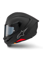 Kask Alpinestars S-R7 Solid, integralny kask motocyklowy, czarny mat, widok z boku, srebrne logo Astars, aerodynamiczny design ze zintegrowanym spojlerem i wlotami powietrza na szczęce, czerwone i pomarańczowe akcenty u podstawy