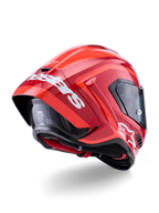 Kask Alpinestars Supertech R10 Arius, czerwony połysk z białymi oznaczeniami marki, widok z tyłu pod kątem trzech czwartych ukazujący aerodynamiczny spoiler, konstrukcja skorupy z włókna węglowego, smukły wyścigowy profil z ciemnym wizjerem