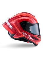 Kask Alpinestars Supertech R10 Arius, integralny kask wyścigowy, błyszczący czerwony i pomarańczowy, widok z boku prezentujący aerodynamiczny tylny spojler, białe logo Astars na szczęce i przezroczysty wizjer, zaprojektowany z myślą o wysokich osiągach na torze