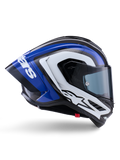 Kask Alpinestars Supertech R10 Arius, pełny kask wyścigowy, błyszczące wykończenie w kolorach czarnym, białym i niebieskim, aerodynamiczny widok z boku ukazujący skorupę z włókna węglowego i duży tylny spojler z logo Alpinestars, profesjonalny motocyklowy sprzęt ochronny