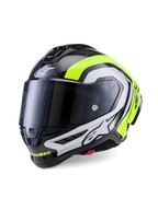 Alpinestars Supertech R10 Arius Helmet, profesjonalny wyścigowy kask motocyklowy, błyszczący czarny karbon ze srebrnymi i neonowymi żółtymi akcentami, z przyciemnianym wizjerem, aerodynamicznymi skrzydełkami i wyraźnym brandingiem Alpinestars