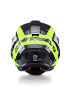 Kask Alpinestars Supertech R10 Arius, widok z tyłu, czarno-srebrny i żółty neonowy połysk, wysokowydajny kask wyścigowy ze skorupą z kompozytu węglowego, aerodynamiczny design i wyraziste logo marki z tyłu.