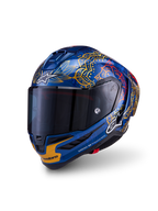 Kask wyścigowy Alpinestars Supertech R10 Martinator Thai, niebieskie włókno węglowe, złote grafiki i ciemny dymiony wizjer.