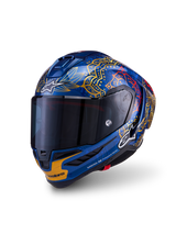 Kask wyścigowy Alpinestars Supertech R10 Martinator Thai, niebieskie włókno węglowe, złote grafiki i ciemny dymiony wizjer.