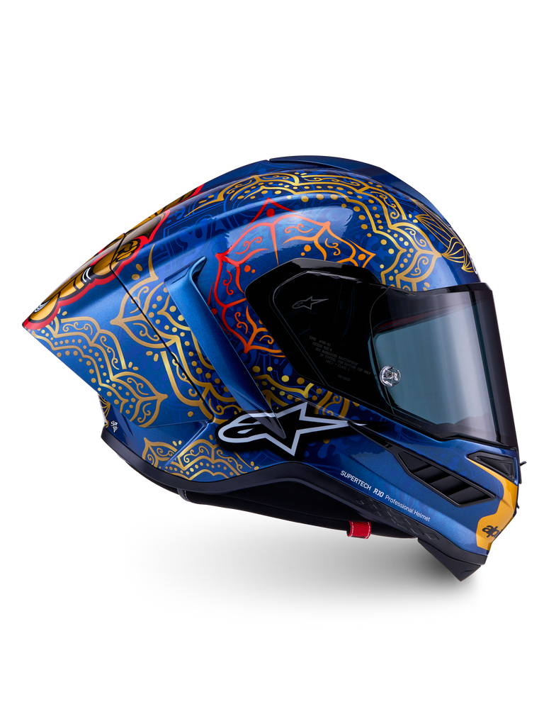 Kask Supertech R10 Martinator Thai z błękitnego włókna węglowego, złote grafiki mandali, wyścigowy profil.