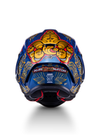 Kask Supertech R10 Martinator Thai, widok z tyłu na błyszczącą niebieską skorupę z włókna węglowego ze złotymi zdobieniami.