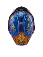 Alpinestars Supertech R10 Martinator Thai, niebieski kask z włókna węglowego ze złotą grafiką słonia i wzorami.